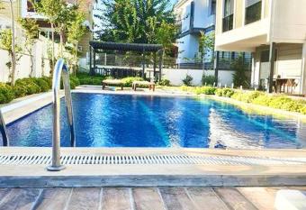 Eine wundersch  ne Wohnung mit Pool und Garten allows 18 year olds to book a room