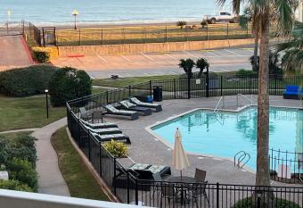 Beach/Ocean/Pool front condo, on seawall has Balcony rooms