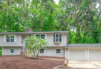 Tropical Hideaway allows 18 year olds to book a room