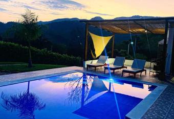 Villa Ceci, casa mediterranea con piscina privada has Balcony rooms