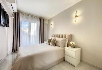 Superbe appartement - Cannes proche du centre has Balcony rooms
