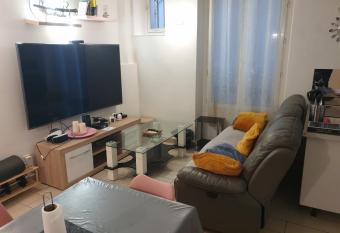 Super F3 a c  t   de Disney Land et Paris allows 18 year olds to book a room