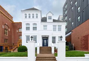 White House at Grand Central has Balcony rooms