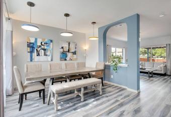 Stylish house sleeps 10-14 w gameRm&BBQ near DFW has Balcony rooms