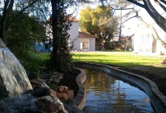 no est   disponible allows 18 year olds to book a room