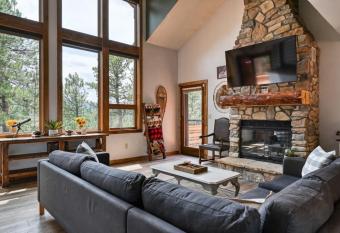 Antlers Ridge, Private Hot Tub, 3 Decks, MTN Views has Balcony rooms