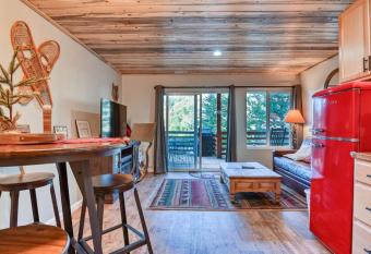 MTN Town Escape - the Fox Den, 1 Bdrm luxury Apt has Balcony rooms