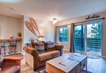 MTN Town Escape-Beavers Den, 1 Bdrm luxury Apt has Balcony rooms