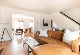 Upscale 3 Bdrm Home close to Downtown and Mountains has Balcony rooms