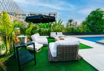 5 Bedroom Villa - By the Hidd has Balcony rooms