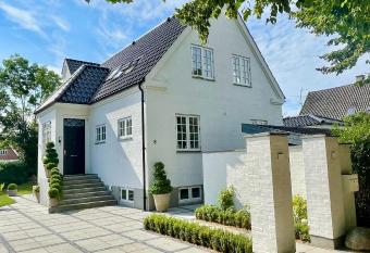 Friendly White house allows 18 year olds to book a room