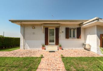 Villa Marilyn VIEW LAKE - pool, garden, whirlpool PRIVATE has rooms with a private hot tub