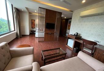 Pinaka Hotels & Resorts has rooms with a private hot tub