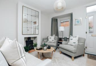 The Dragonfly - Central 2 bedroom house has Balcony rooms