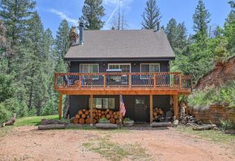 Cozy Mountain Cabin in Cascade has Balcony rooms