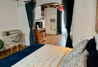 Les marches du ch  teau - Maison 2 pi  ces avec terrasse allows 18 year olds to book a room