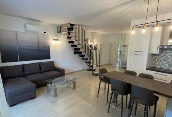 APPARTAMENTO LA ROTONDA has Smoking/Balcony rooms