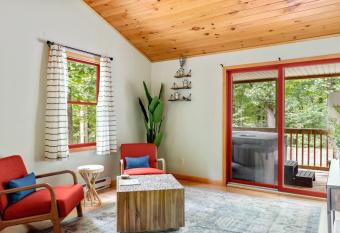 Modern Cabin w Hot Tub Fire Pit WiFi has Balcony rooms