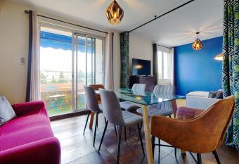 LE CORUM Appartement 2 chambres, Parking, Wifi, clim, centre has Balcony rooms