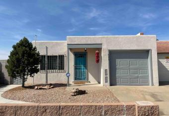 Comfy, contemporary quiet retreat vacation home with views has Balcony rooms