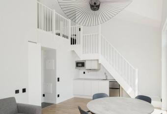 SK67 Stylish and Full Equipped loft with free parking allows 18 year olds to book a room