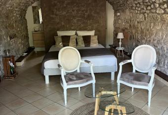 GITE DE LA CAPPELLA - CHAMBRE D H  TES A VOLTA has Balcony rooms