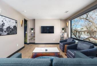 Walk Trendy Tennyson From Our Apt W Roof Top Patio has Balcony rooms