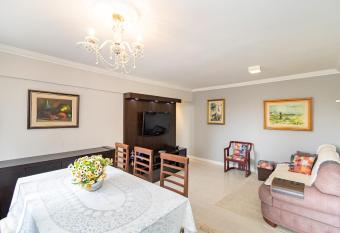 Edificio Milena - Parque Barigui - MLN002 allows 18 year olds to book a room