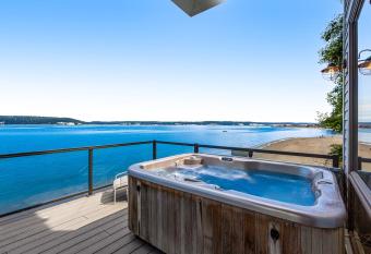 The Sanctuary on Whidbey Shores has Balcony rooms