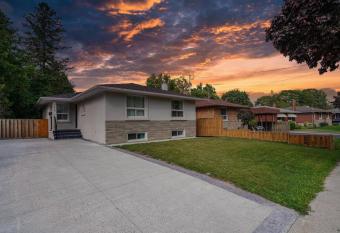 Luxury villa in Toronto with walkout patio and free parking has Balcony rooms