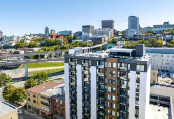 Le Ca  man has Balcony rooms