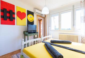 Heart of ZEMUN has rooms with a private hot tub