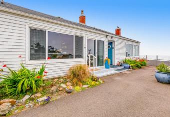 Condo by the Sea has Balcony rooms