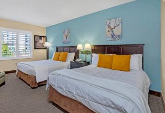 1BR Suite with Two Queen Beds - Near Disney has rooms with a private hot tub