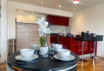 Swanky 2 BDR Apt/Opp Edgbaston Cricket Ground/Free Parking has Balcony rooms