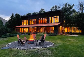 Bear Lodge with private Pool, Hottub, and Sauna! has rooms with a private hot tub