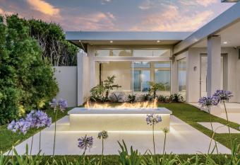 Beverly Hills Mansions has Balcony rooms