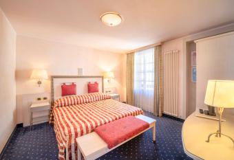 Hotel Relais Orsingher has rooms with a private hot tub