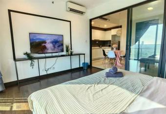 0414 Almas suites Netflix! 100mbps By STAY allows 18 year olds to book a room