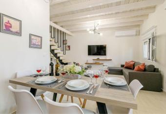 S&K Luxury   aisonette has Balcony rooms