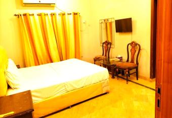 DAY IN GHALIB MARKET has Balcony rooms