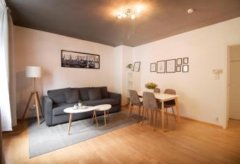 [K  nigstra  e]- Helle Wohnung im Herzen Stuttgarts allows 18 year olds to book a room