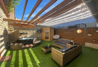 Atelier des r  ves has rooms with a private hot tub