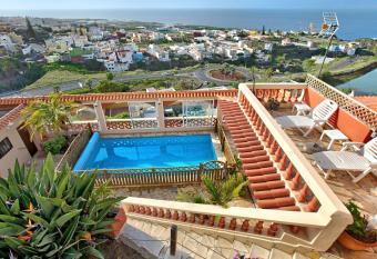 Villa Petite Paradise has Balcony rooms