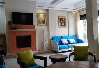 Bel Appartement dans une r  sidence Ferm  e avec piscine has rooms with a private hot tub