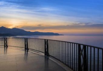 Estudio Jimena C  rdoba en el centro de Nerja has Smoking rooms