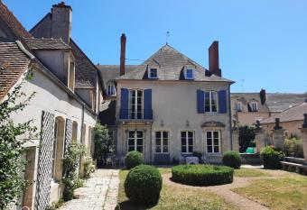 Maison Zola has Balcony rooms