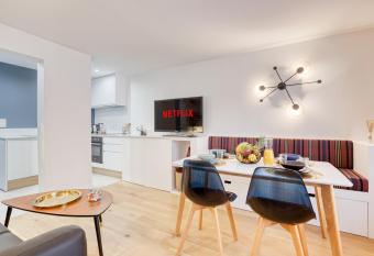 Le Roi Soleil T2 en plein c  ur De Ville ! has Balcony rooms