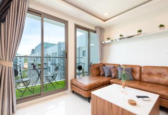 Rare XXXL Swimming Pools Resort - Free Fast WIFI - Top Floor Pool View Balcony allows 18 year olds to book a room