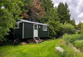 The Crooked Gate - Luxury Romantic Getaway allows 18 year olds to book a room